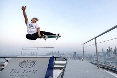 Dany Leon s'envole en skateboard à Dubaï.