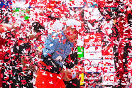 Sébastien Ogier und sein Team feiern seinen Sieg auf dem Podium der Rallye Portugal, dem 15. Lauf zur Rallye-Weltmeisterschaft WRC 2025, inmitten einer Konfetti-Salve.