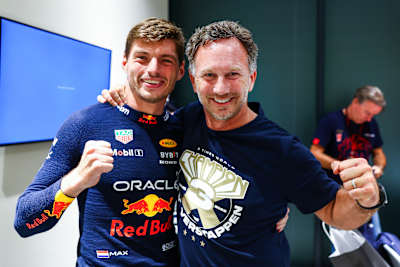 Max Verstappen und Christian Horner feiern den dritten Weltmeistertitel von Max Verstappen beim Großen Preis von Katar 2023.
