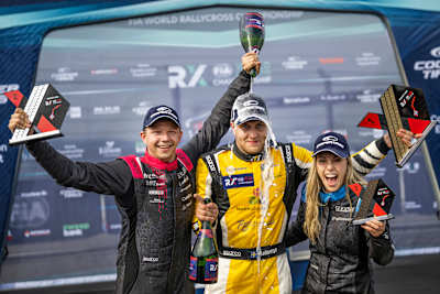 Isak Sjoekvist från Sverige, Nils Andersson från Sverige och Mikaela Ahlin-Kottulinsky från Sverige under den andra etappen av FIA World Rallycross Championship i Hell, Norge den 18 juni 2023.