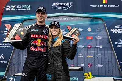 Johan Kristoffersson och Mikaela Åhlin-Kottulinsky på FIA RX2e Championship-pallen under World RX of Benelux på Mettet i Belgien den 6 augusti 2023