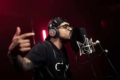 Geolier actúa durante el Red Bull 64 Bars en Milán, Italia, el 13 de julio de 2023
