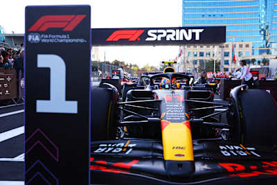Серхіо Перес з команди Oracle Red Bull Racing святкує перемогу у спринті перед Гран-прі Азербайджану на автодромі Baku City Circuit 29 квітня 2023 року в Баку, Азербайджан.
