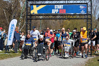 Deltagare uppträder i Wings For Life World Run App Run Event i Stockholm, Sverige den 7 maj 2023