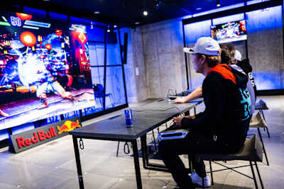 Tsunehiro 'Gachikun' Kanamori, Masato ‘Bonchan’ Takahashi, y Daigo ‘The Beast’ Umehara prueban Street Fighter 6 en el Red Bull Gaming Sphere en Tokyo, Japón el 25 de enero 2023.