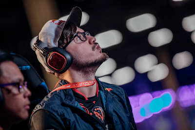 Adel 'Big Bird' Anouche compite en Street Fighter V: Arcade Edition en Evo 2019, en el Mandalay Bay Convention Center en Las Vegas, EE. UU., el 3 de agosto de 2019.