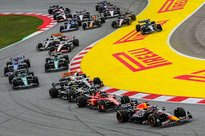 Max Verstappen na prowadzeniu po starcie GP Hiszpanii 2023