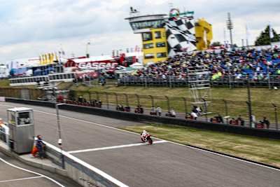 Marc Marquez bei der Zieldurchfahrt beim Großen Preis von Deutschland 2023 am Sachsenring