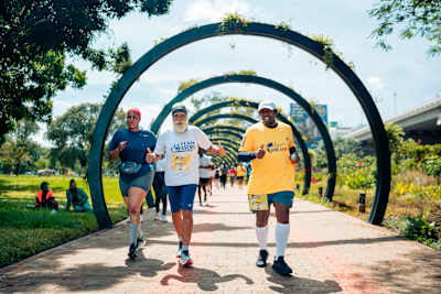 Participantes da corrida Wings For Life World Run App Run no Uhuru Park, Quênia, em 5 de maio de 2024.