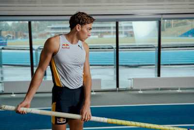Armand Duplantis, saltador de pértiga, está decidido a ponerse en forma día tras día
