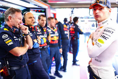 2024년 7월 28일 벨기에 스파의 스파-프랑코샹 서킷에서 열리는 벨기에 F1 그랑프리에 앞서 네덜란드의 맥스 베르스타펜과 오라클 레드불 레이싱 팀이 차고에서 드라이빙을 준비하고 있습니다.