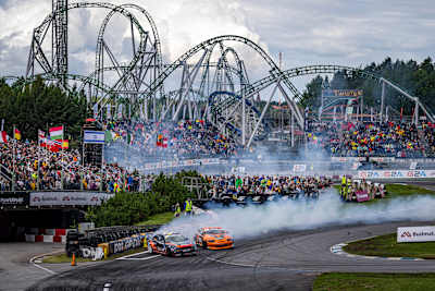 Orjan Nilsen din Norvegia și Pontus Hartmann din Suedia văzuți în timpul celei de-a treia etape a Drift Masters pe circuitul Mika Salo din Alahaermae, Finlanda, la 6 iulie 2024. 
