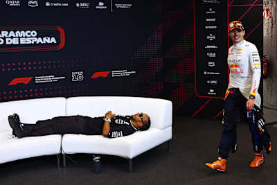 Max Verstappen és Lewis Hamilton egy sajtótájékoztatóra készülve