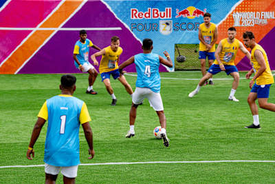 A equipe da Romênia contra a Índia se apresenta no Red Bull Four 2 Score na final mundial em Leipzig, Alemanha, em 4 de agosto de 2023.