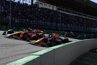 Bild zeigt Max Verstappen vor Lando Norris beim Formel-1-Sprintrennen zum Großen Preis von Brasilien, 2023.