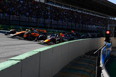 Max Verstappen, 04 Kasım 2023 tarihinde Sao Paulo, Brezilya'da Autodromo Jose Carlos Pace'de yapılacak Brezilya F1 Grand Prix'si öncesinde Lando Norris'e sprintte liderlik ediyor. 