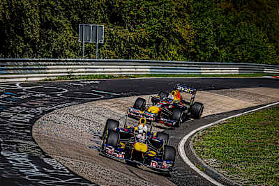 Sebastian Vettel en un Red Bull RB 7, David Coulthard en un Red Bull RB 8 vistos durante la Red Bull Formula Nuerburgring en el Nuerburgring en Alemania el 8 de septiembre de 2023. 