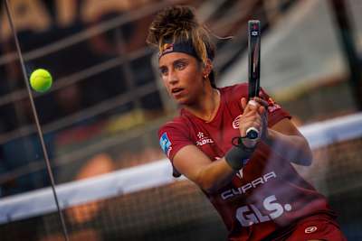Beatriz González Fernández, de España, compite durante el Ooredoo Qatar Major Premier Padel en Doha, Qatar, el 6 de marzo de 2024.