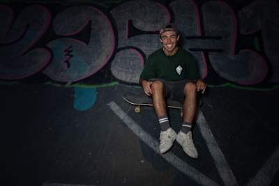 Vincent Matheron pose pour un portrait lors d'une session de skateboard à Marseille.