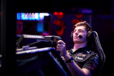 Max Verstappen, Red Bull-Athlet, beim aufmerksamen Zocken während der Dreharbeiten zu "From Sim To Reality" in Belgien