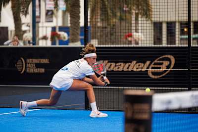 In 2024, Beatriz González competes at Padel event in Doha