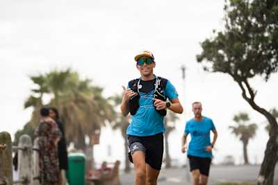 Ryan Sandes läuft beim Wings for Life World Run in Kapstadt.