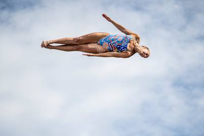 En 2024, Rhiannan Iffland bucea desde la plataforma de la Ópera de Oslo durante las Series Mundiales Red Bull Cliff Diving.
