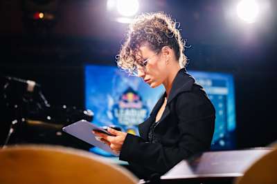 La présentatrice française esport Laure Valée lors du tournoi Red Bull League of Its Own sur League of Legends.