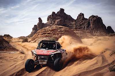 Dania Akeel (SAU) e Stephane Duple (FRA) da equipe BBR correm durante a etapa 05 do Rally Dakar 2025 de Al Ula a Hail, na Arábia Saudita, em 9 de janeiro de 2025.