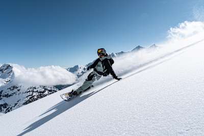 Брок Крауч рассекает паудер во время соревнований Red Bull Alpine Camp в Церматте 18 мая 2024 года. 