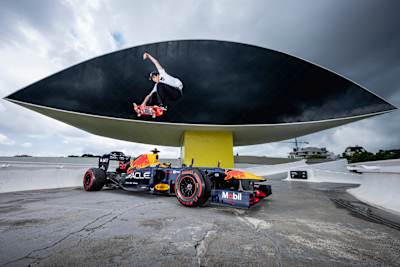 Guil Khury przeskakuje nad bolidem Red Bull Racing