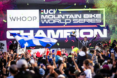 Jackson Goldstone jubelt beim UCI Mountain Bike World Cup 2025 - Mont-Saint-Anne, Kanada am 11. Oktober 2025.