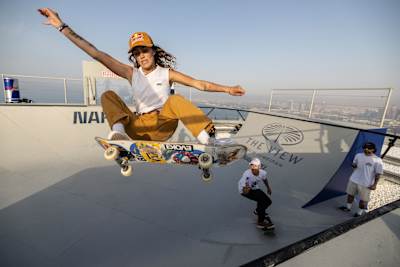 Yndiara Asp plaque un trick en skateboard lors du Red Bull Skate the View.