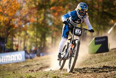Gracey Hemstreet fährt mit voller Konzentration die Downhill-Strecke beim UCI Mountain Bike World Cup 2025 in Lake Placid herunter.