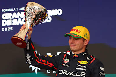 Max Verstappen feiert mit dem Pokal nach einem unglaublichen Formel 1 Grand Prix von Brasilien 2025.