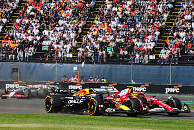Max Verstappen et Lewis Hamilton en duel lors du GP du Mexique 2025.