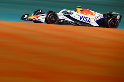Le Néo-Zélandais Liam Lawson au volant de la Visa Cash App Racing Bulls VCARB 02 lors des qualifications du Grand Prix de F1 du Qatar sur le circuit international de Lusail, le 29 novembre 2025.