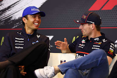 Le Thaïlandais Alexander Albon de Williams et le Néerlandais Max Verstappen d'Oracle Red Bull Racing s'entretiennent lors de la conférence de presse des pilotes précédant le GP de F1 de Monaco.