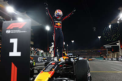 Le vainqueur de la course, le Néerlandais Max Verstappen et Oracle Red Bull Racing, célèbre son arrivée au parc fermé lors du Grand Prix de F1 d'Abou Dhabi 2025.