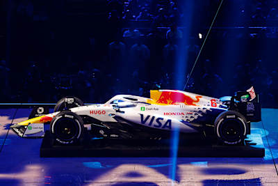 La nouvelle voiture de Visa Cash App Racing Bulls est révélée sur scène lors du lancement de F1 75 en direct de Londres