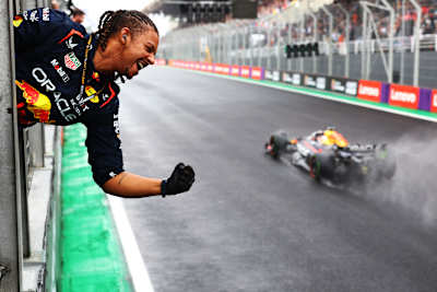 O vencedor da corrida, Max Verstappen, da Oracle Red Bull Racing, vence o Grande Prêmio do Brasil de F1 no Autódromo José Carlos Pace, em 3 de novembro de 2024, em São Paulo, Brasil.