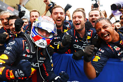 Rennsieger Max Verstappen von Oracle Red Bull Racing feiert mit seinem Team nach dem F1 Grand Prix von Brasilien im Autodromo Jose Carlos Pace am 03. November 2024 in Sao Paulo, Brasilien.