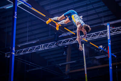 Armand Duplantis passe la barre lors du Mondo Classic 2025 à Uppsala, en Suède.