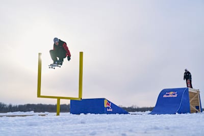 Ryan Decenzo effectue des kickflips frontside lors du Red Bull Project Carousel sur le lac Coon, à East Bethel, dans le Minnesota, aux États-Unis, le 10 février 2025. 
