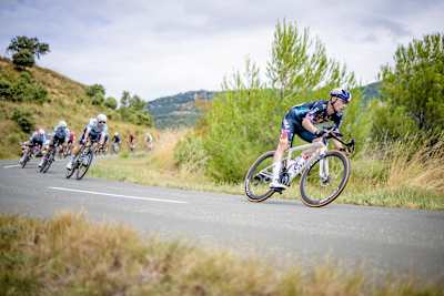 Primož Roglič fährt auf der 18. Etappe von Vitoria-Gasteiz nach Maeztu-Parque Natural De Izki der 79. La Vuelta Ciclista a España 2024 schnell bergab.