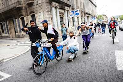 Felipe Gustavo se desliza por las calles de Barcelona durante el Red Bull Spot Check 2025, mostrando la vibrante cultura urbana del monopatín
