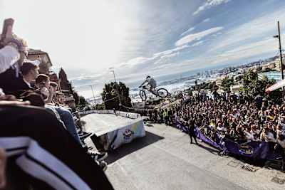 L'obiettivo è bissare il successo di un anno fa, quando oltre 35.000 spettatori si assieparono lungo il percorso per assistere alle discese di 32 rider provenienti da 15 nazioni.
