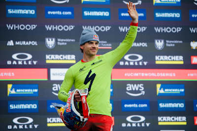  Der Downhill-Elite-Sieger der Männer, Loic Bruni, auf dem Podium beim UCI Mountain Bike World Cup 2025 in Bielsko-Biala, Polen.