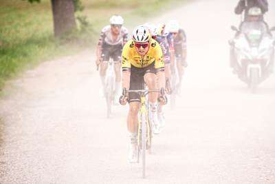 De Belg Wout van Aert heeft de zege gepakt in etappe 9 van de Giro d'Italia 2025 voor Isaac del Toro.