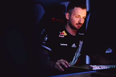 Nemanja "huNter-" Kovač, 8 Ağustos 2022'de Andorra'da düzenlenen G2 etkinliğinde sahne alıyor.